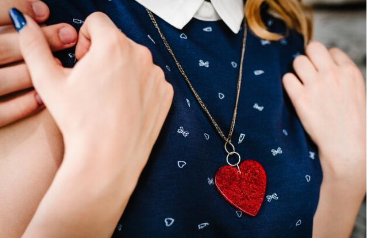 Quand offrir un collier personnalisé à pendentif coeur : Les meilleures occasions à saisir