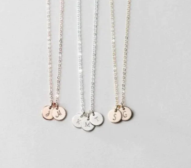 Bijou personnalisé avec initiale : Un cadeau symbolique
