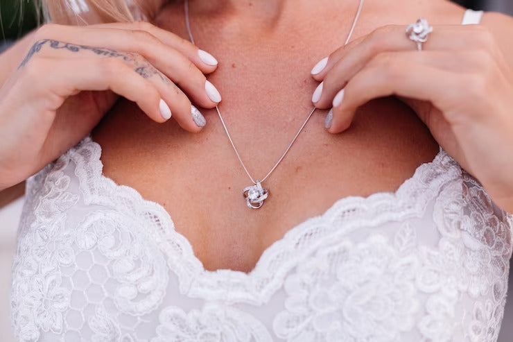 Idée cadeau : le collier Love Knot pour votre bien aimée